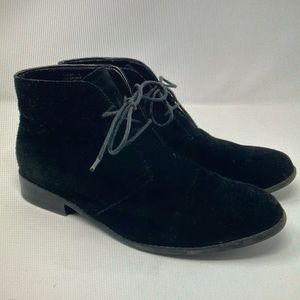 STEVE MADDEN DESMIN BLACK CHUKKAS BOOTIES.